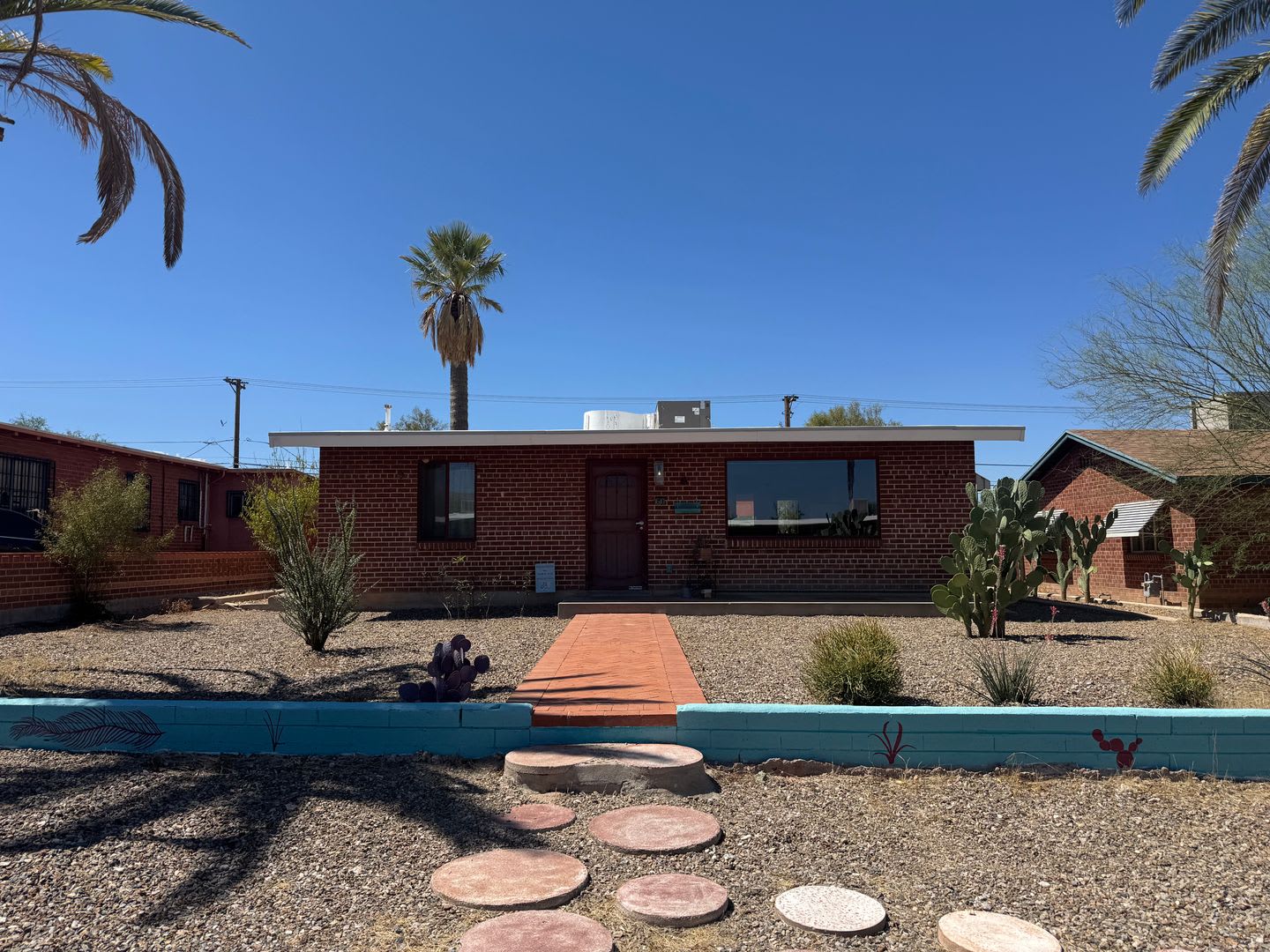 ALL UTILITIES INCLUDED Colorful & Eclectic 2 Bed / 1 Bath Home Near U of A – photo 1