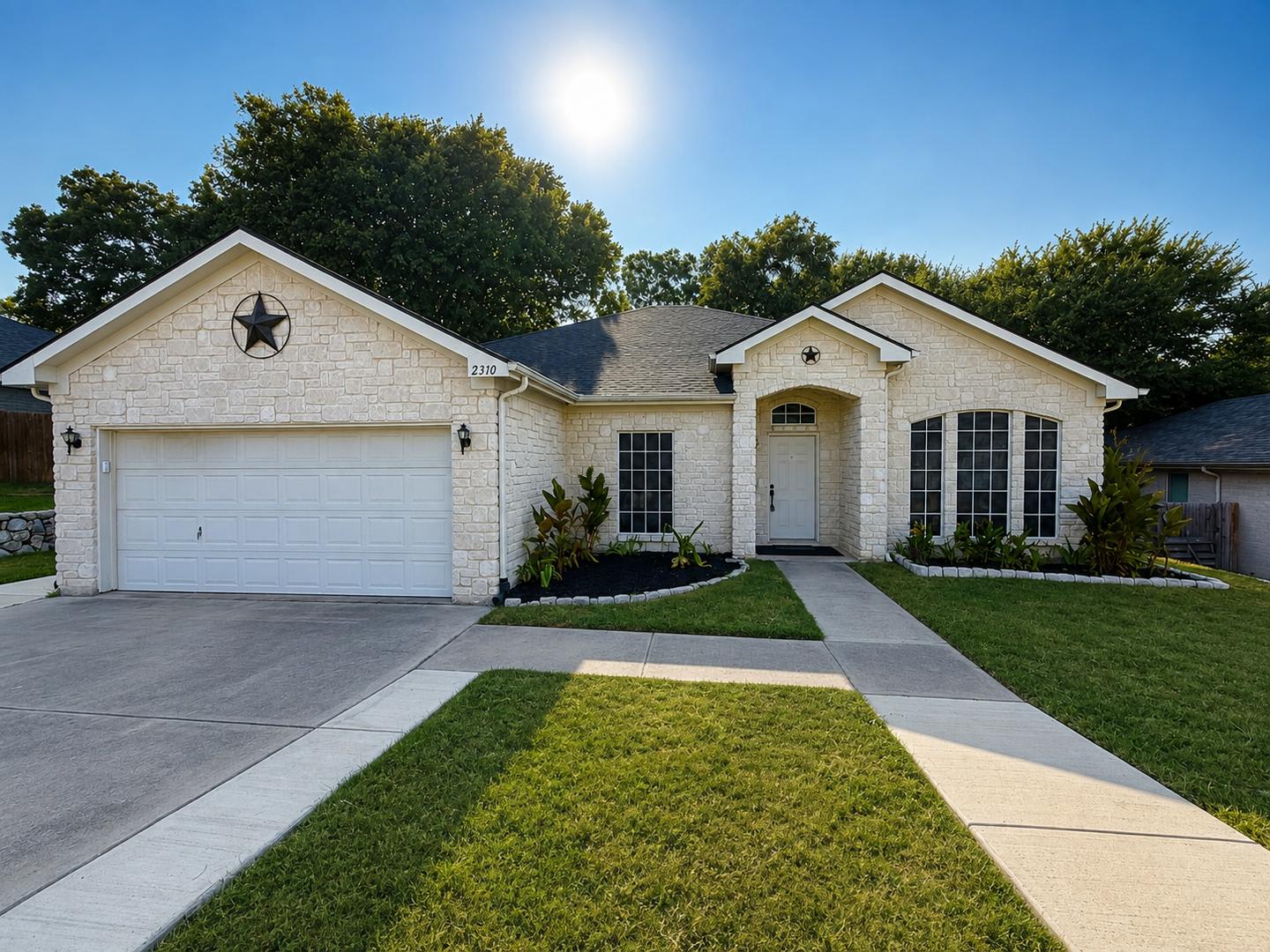 FOR LEASE! Stunning 3 Bedroom, 2 Bathroom, 2 Car Garage Home Located In Country Brook Park Estates – photo 1