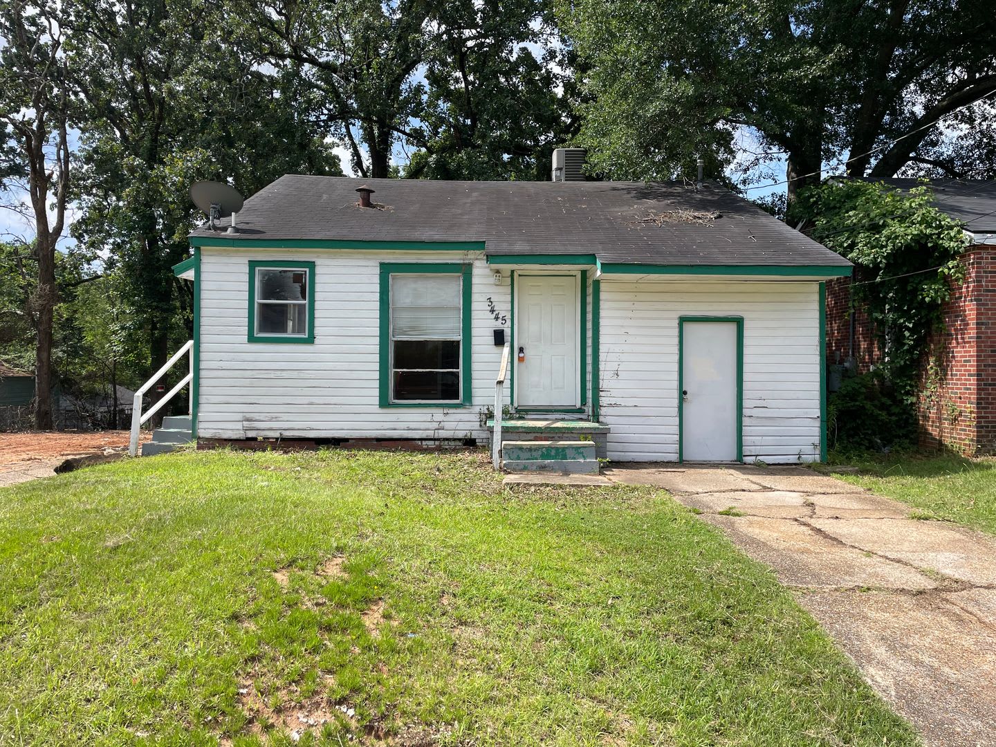 Spacious 3 Bedroom Home with Central AC – photo 1