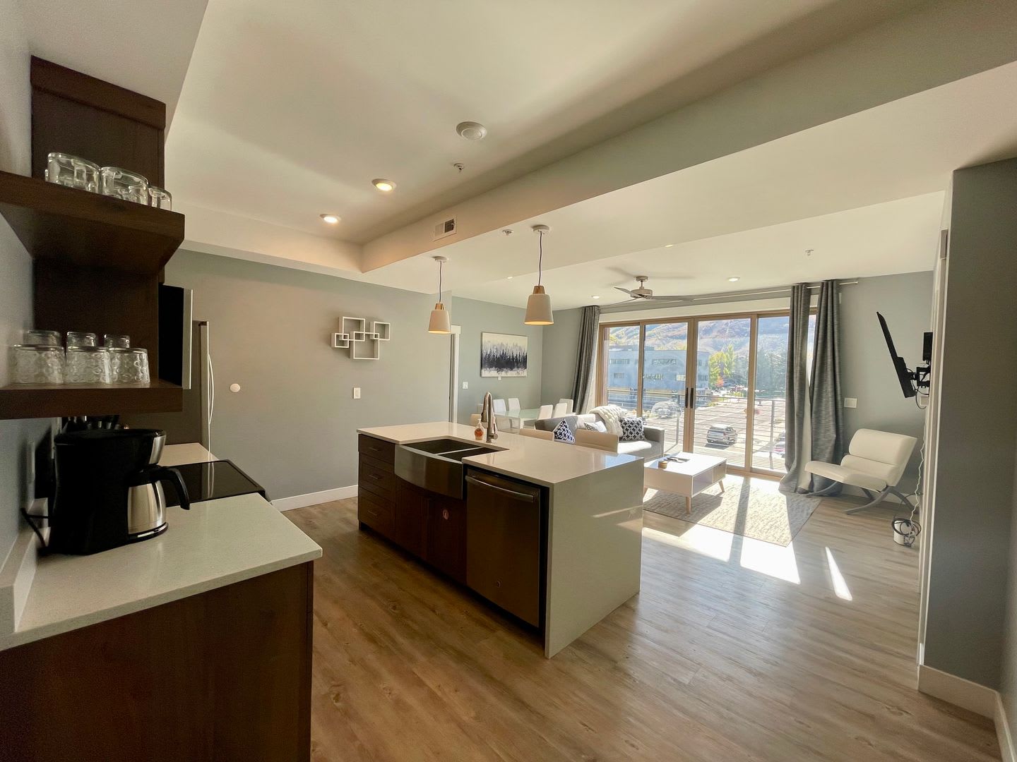 Gorgeous Top Floor Condo in Prospector!! – photo 1