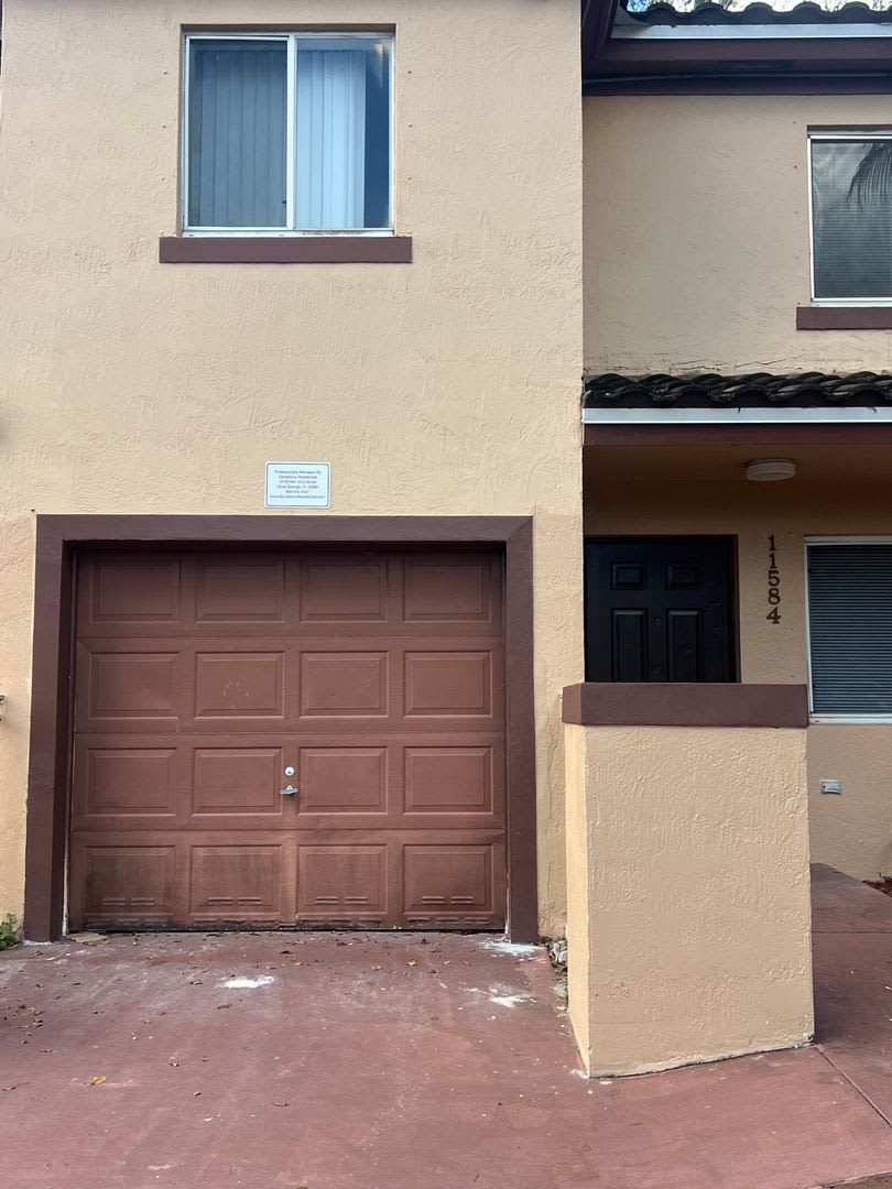 * * * SUPER SPACIOUS 2 BED 2.5 BATH * * * Large Townhouse with Garage – photo 1