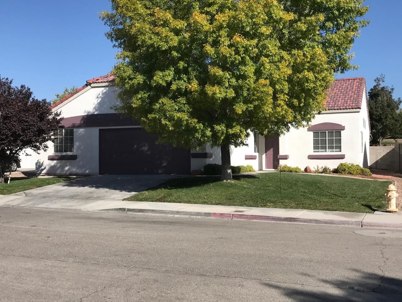 STUNNING & GORGEOUS SINGLE STORY 4 BED/2 BATH OVER 1800SF! ***ONLY $2,222 *** – photo 1