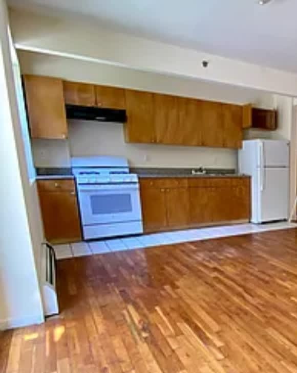 44 Hilton Ave – photo 1 of 4
