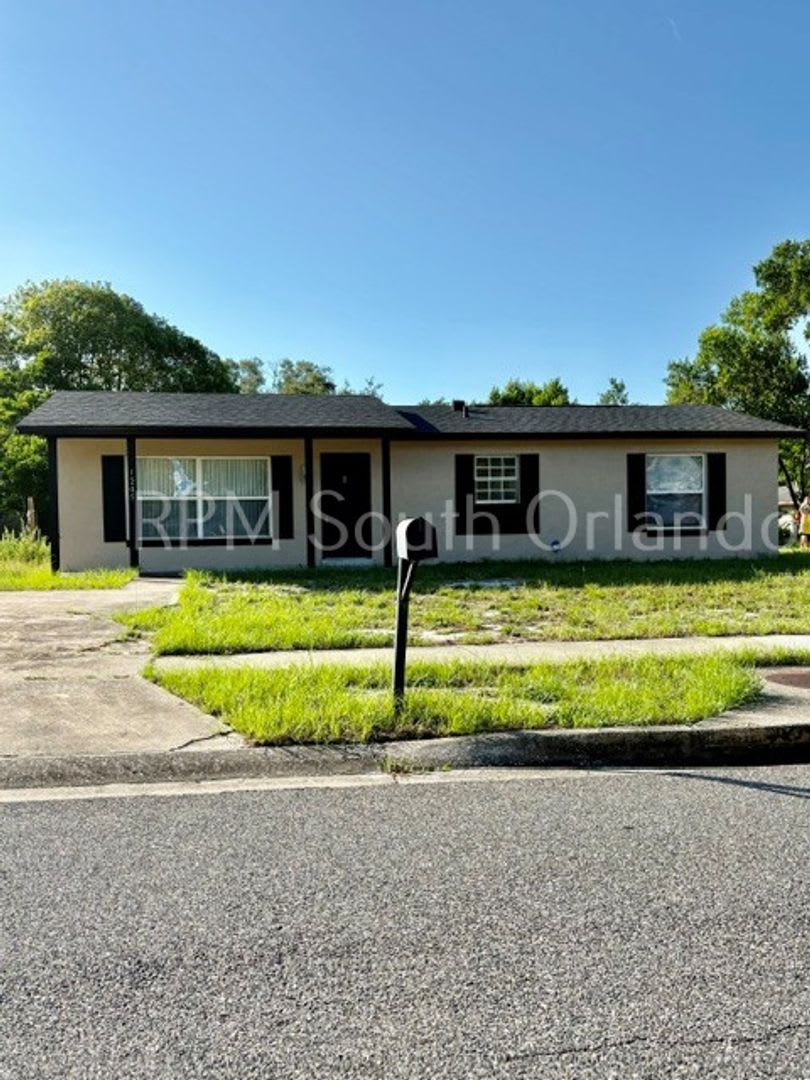 Charming 3-bedroom, 2-bathroom home Located in a well-established neighborhood in Ocoee – photo 1 of 10