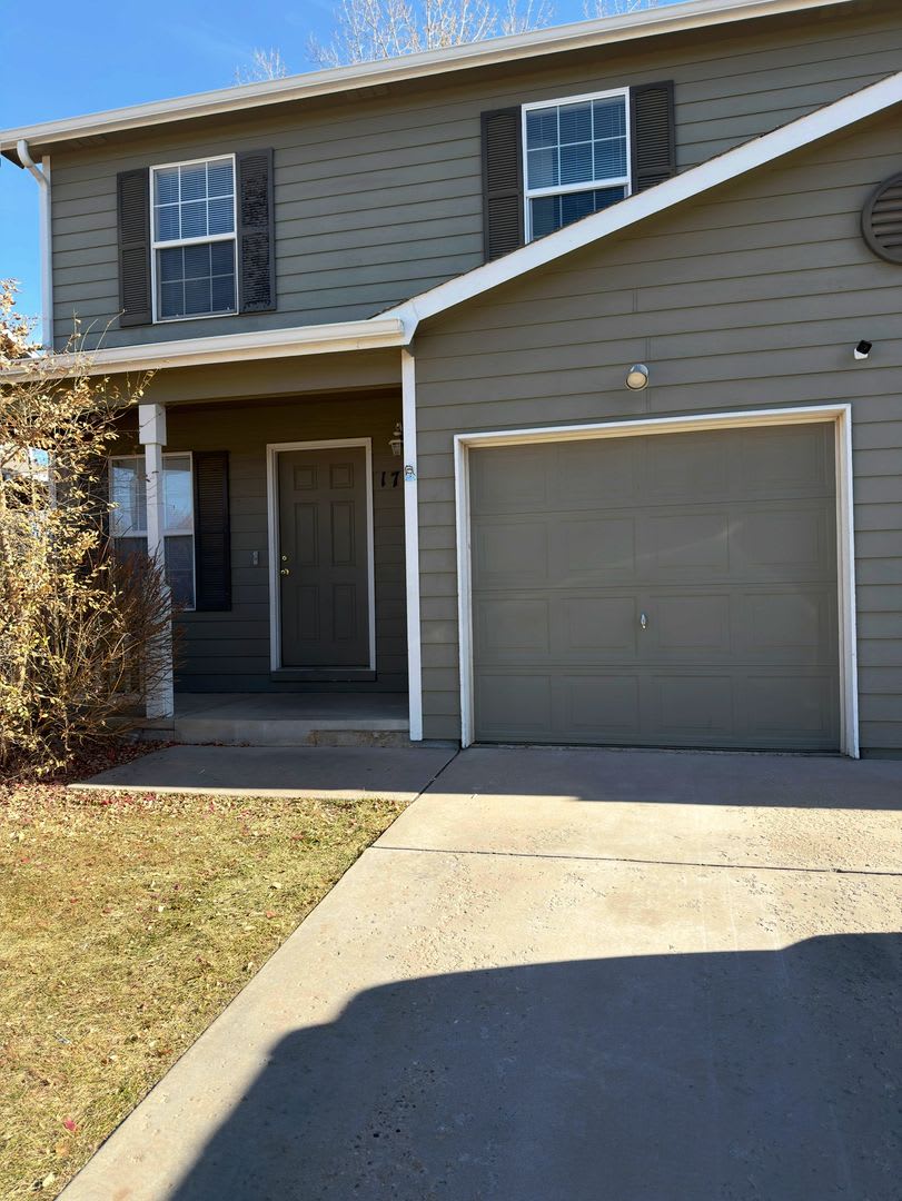 Look and Lease Special $400 off your first month’s rent! Adorable 2 bedroom townhome with garage! – photo 1