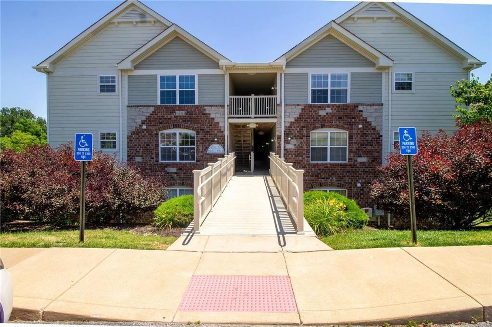Beautiful 2 bedroom 2 bathroom condo in St. Peters – photo 1 of 12