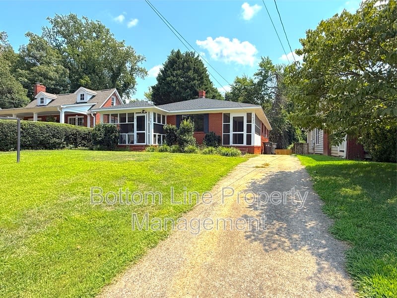 1945 Woodcrest Ave – photo 1