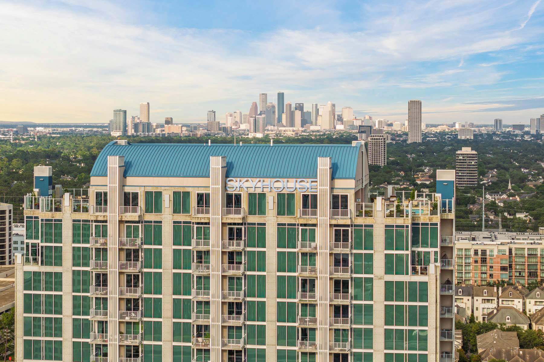 SkyHouse River Oaks Apartments – photo 1
