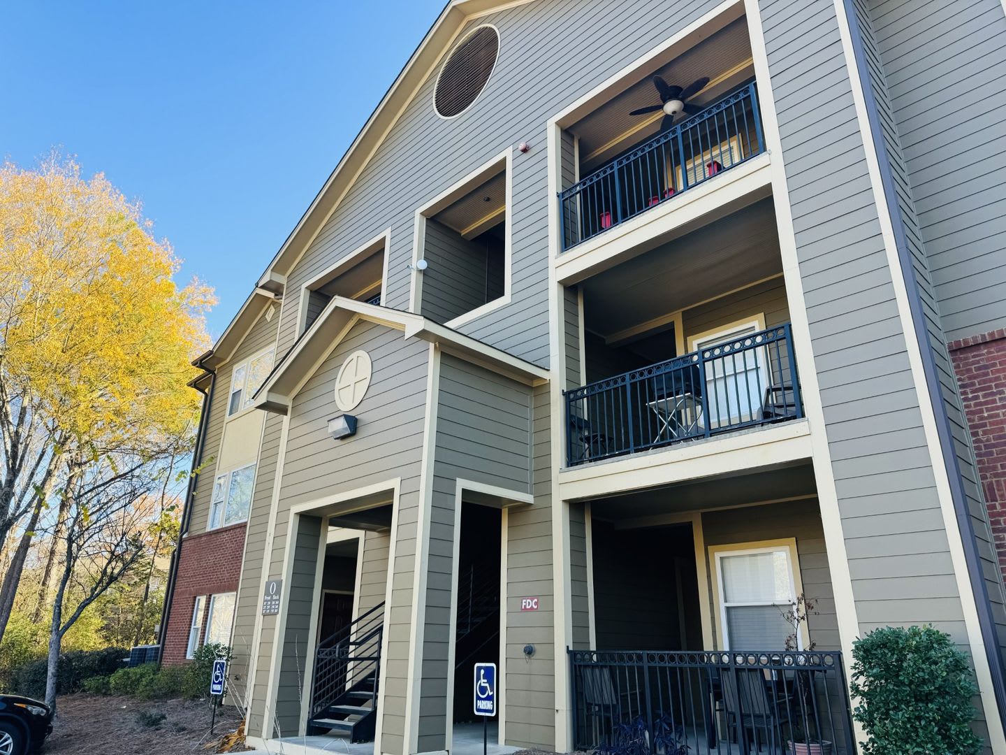 Great 3 bed 2 bath condo in Turnberry Condos – photo 1