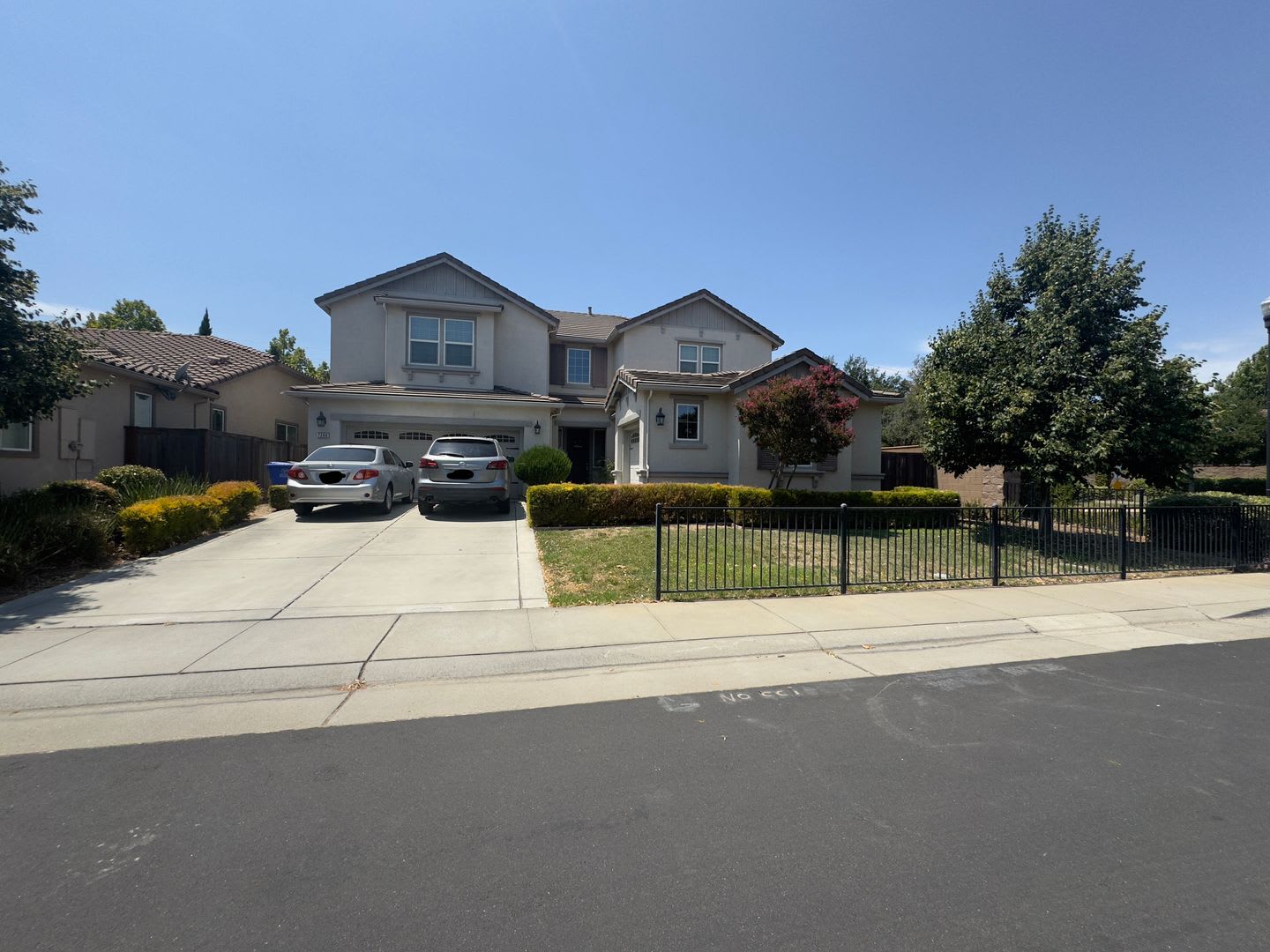 Beautiful home with 4 bedrooms and 3.5 baths located in Elk Grove. – photo 1