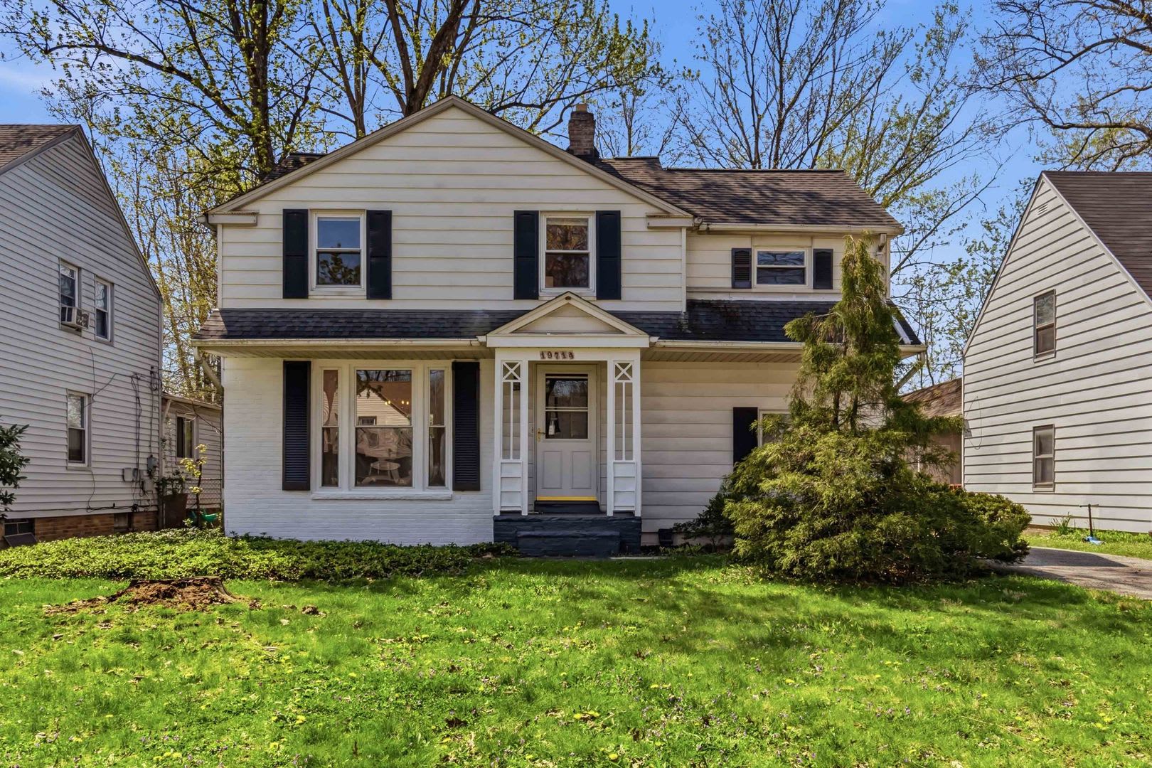 Charming 3Br Home In Warrensville Heights Fresh Interior New Roof Cmha Welcome – photo 1 of 42