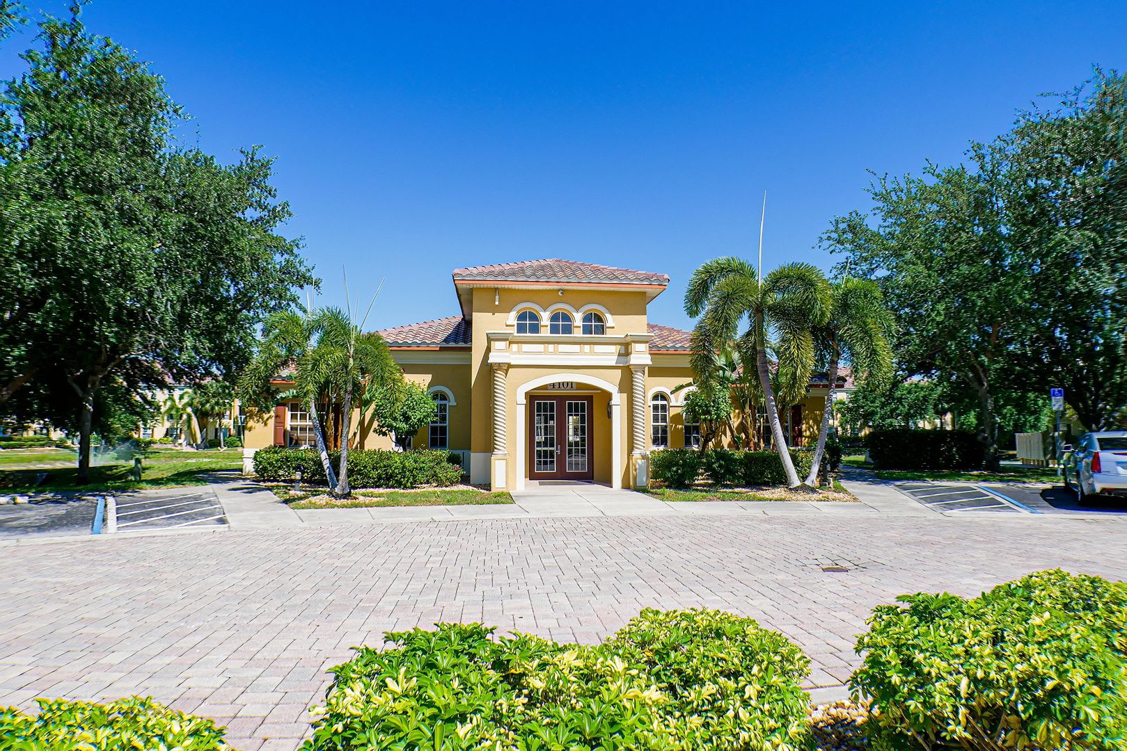 Well maintained 2 bed 2 bath Condo in the heart of Fort myers with lake view – photo 1