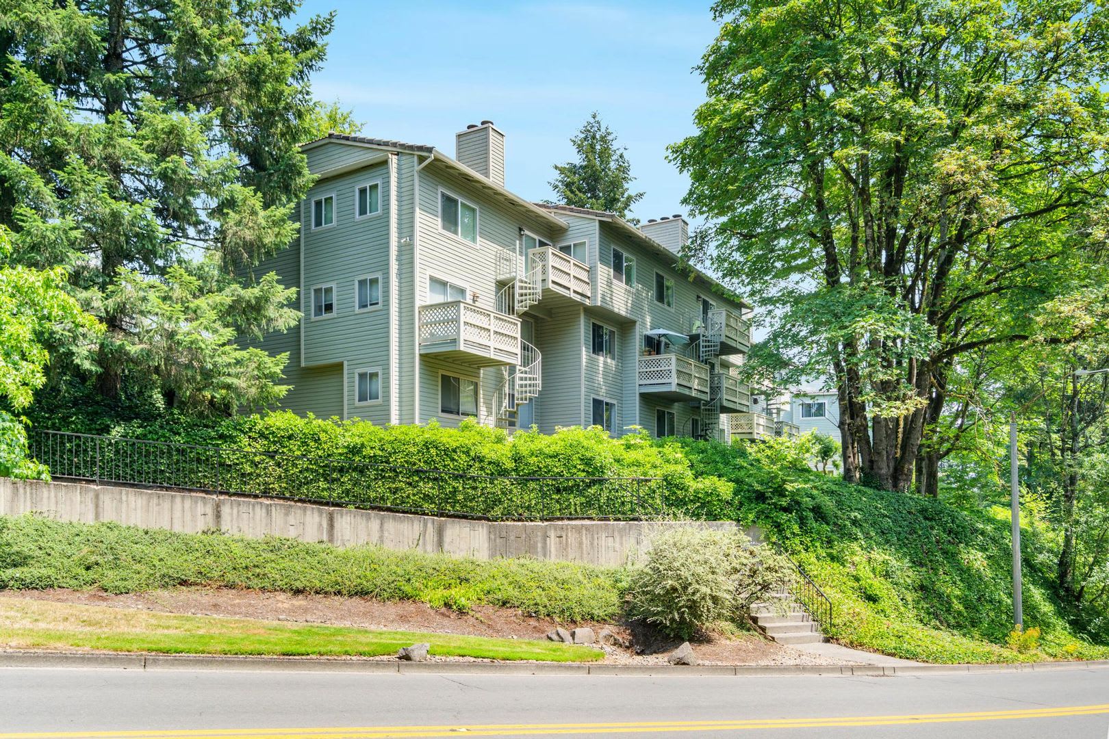600 Off 1St Month Beautiful Bright 2 Bdrm 2 5 Bath Lake Oswego Condo W D Covered Parking Pool Serene Setting – photo 1