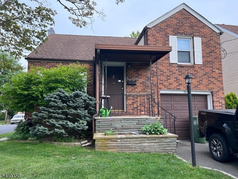 301 W Elm St – photo 1