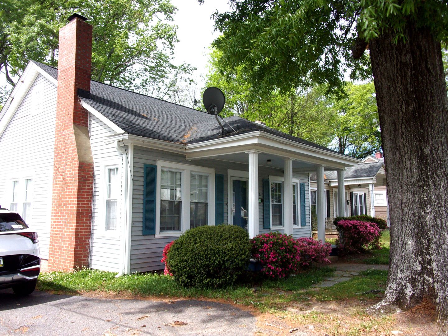 Charming 2 Bedroom 1 Bath Home in the Heart of Downtown Rock Hill – photo 1