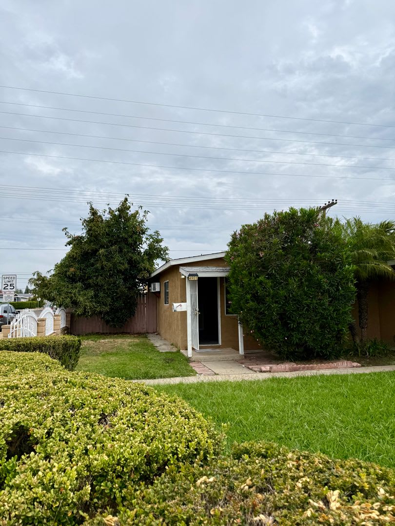 Charming 2-Bedroom Corner Lot Duplex Home in Clairemont with Private Yard! – photo 1