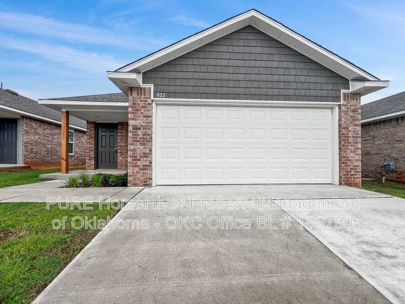 927 Hudson Rd – photo 1 of 15