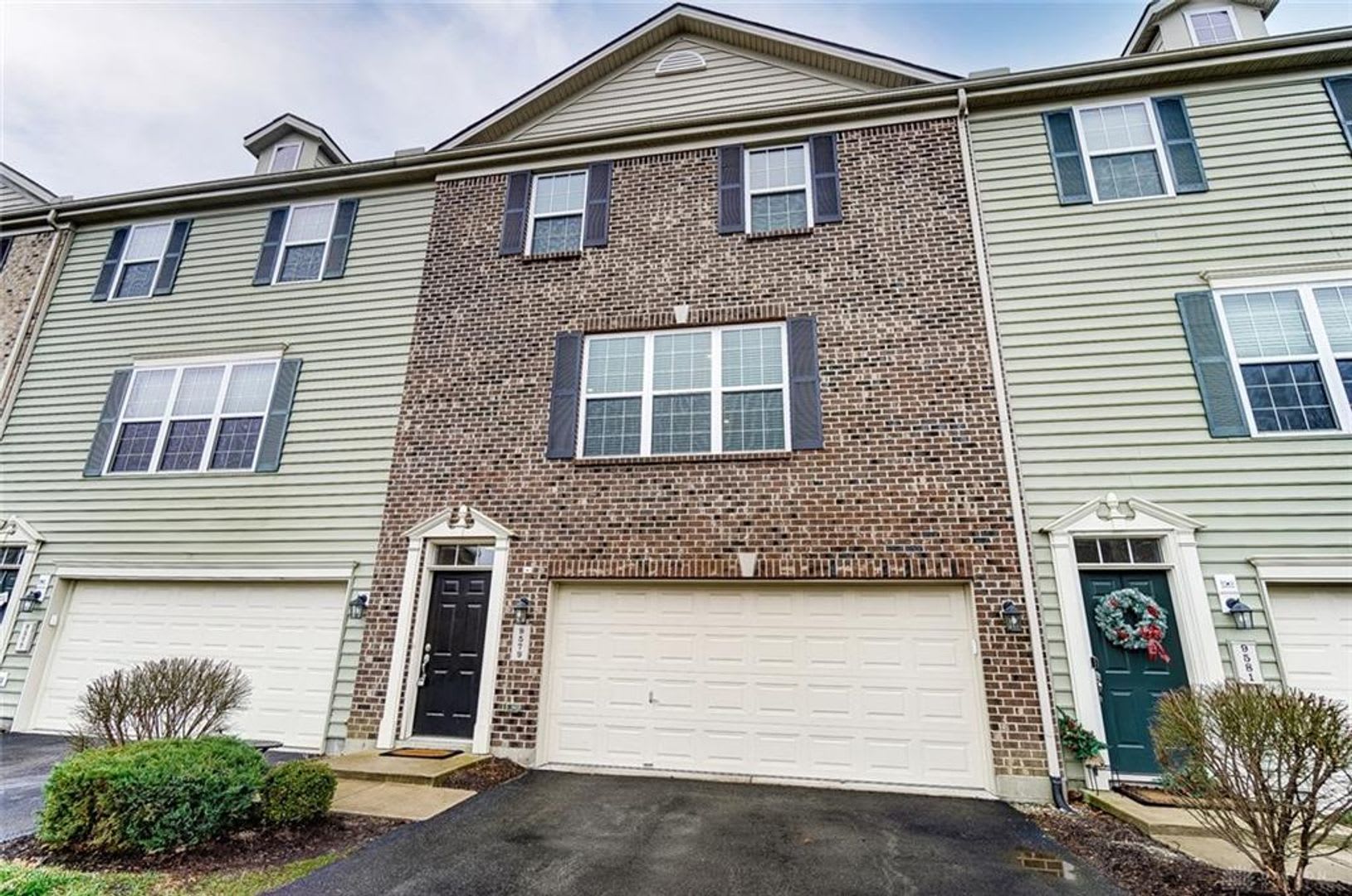 AVAILABLE NOW! Luxurious and Modern 3-4 Bedroom / 3.5 Bath Townhome in the Twin Lakes Community! – photo 1