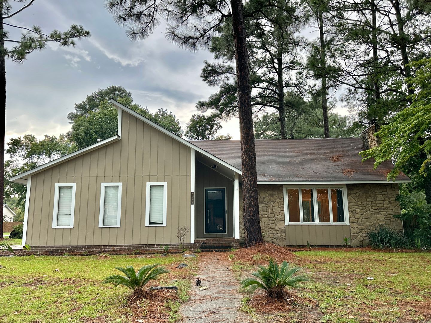 **SEPTEMBER RENT FREE!!** AVAILABLE NOW – photo 1