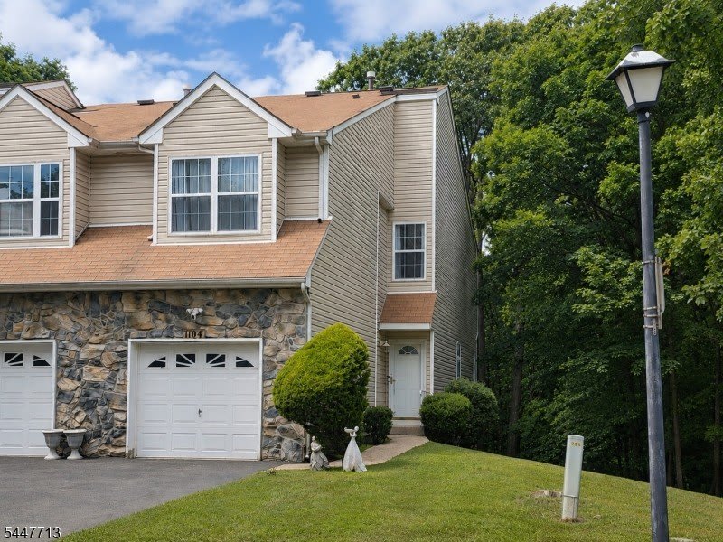 1104 Oakcroft Ln – photo 1 of 17