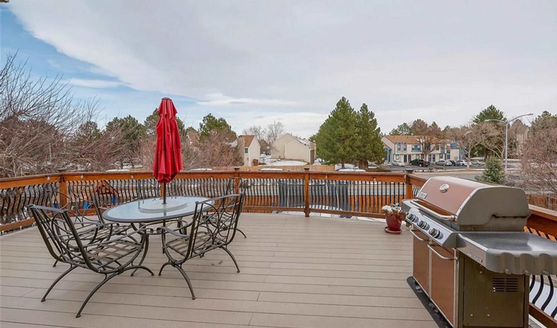 Huge room in a large shared home, private bathroom, great neighborhood, friendly roommates! – photo 1