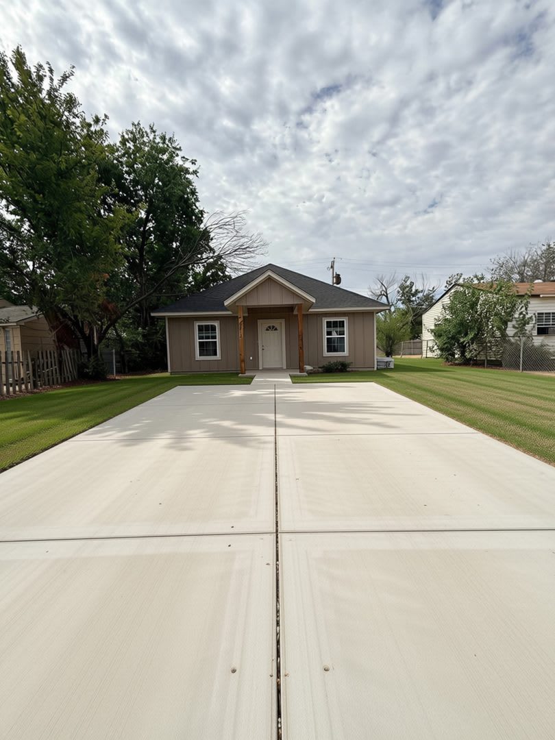 NEW HOME. MODERN FINISHES. FENCED YARD. GREAT LOCATION. – photo 1