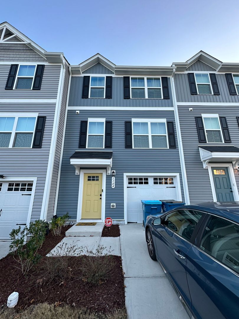 FULLY FURNISHED like-new Townhouse w/ Garage – photo 1