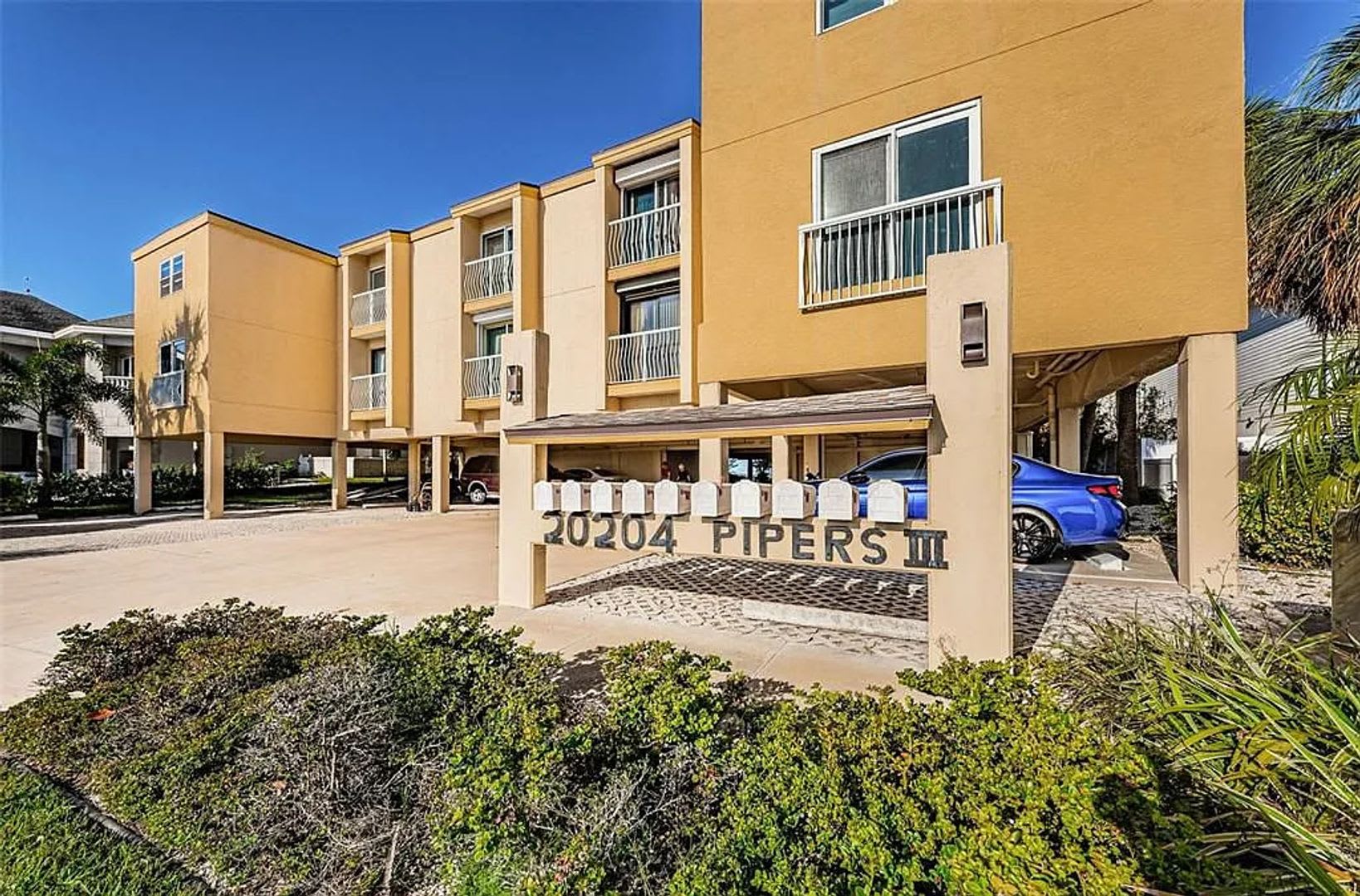 Beachfront Paradise in Indian Shores – Stunning Gulf &amp; Intracoastal Views! 3bed – photo 1 of 23