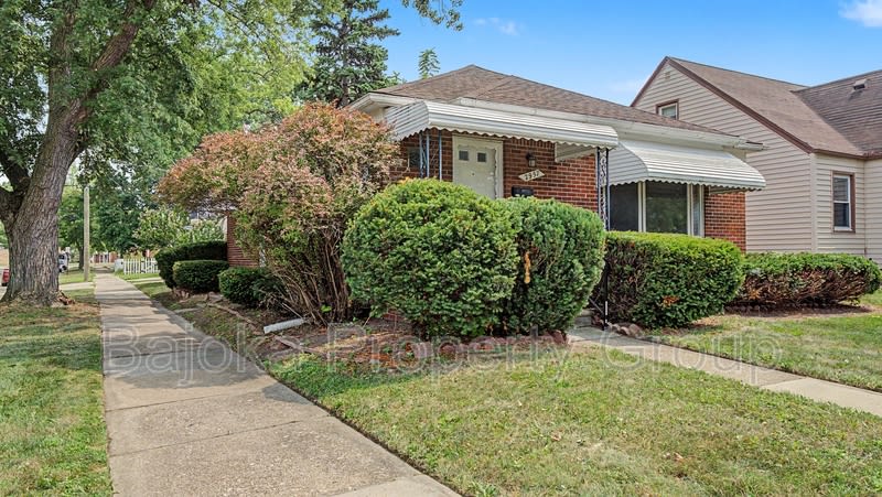 2957 Fort Park Boulevard – photo 1 of 27