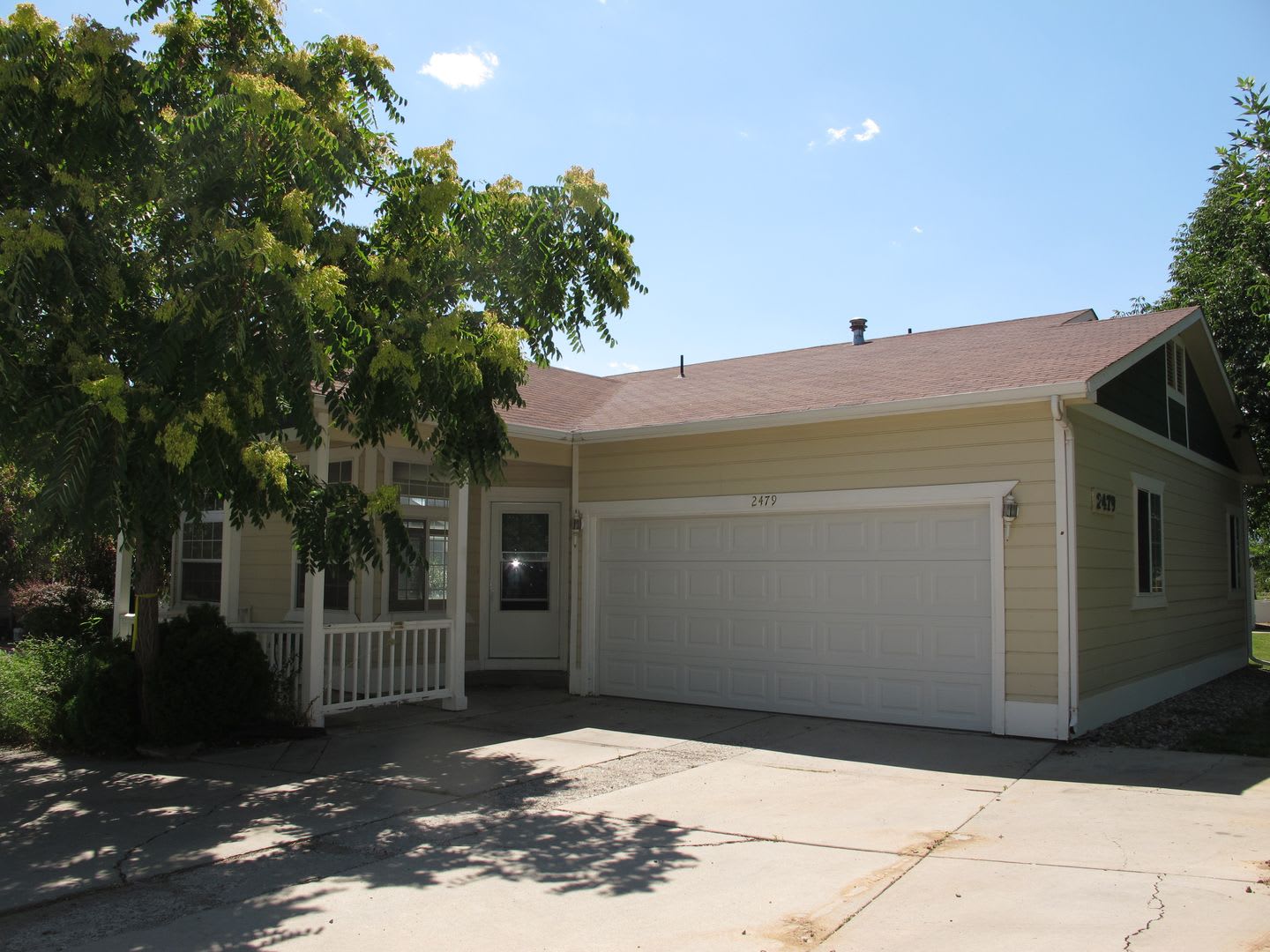 Bright detached townhouse. Available Now! – photo 1