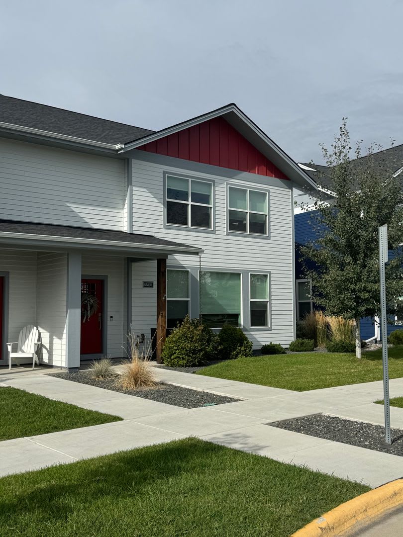 Gorgeous Townhome for Rent in the Lakes Neighborhood! Walking Distance to Parks and Lakes! – photo 1