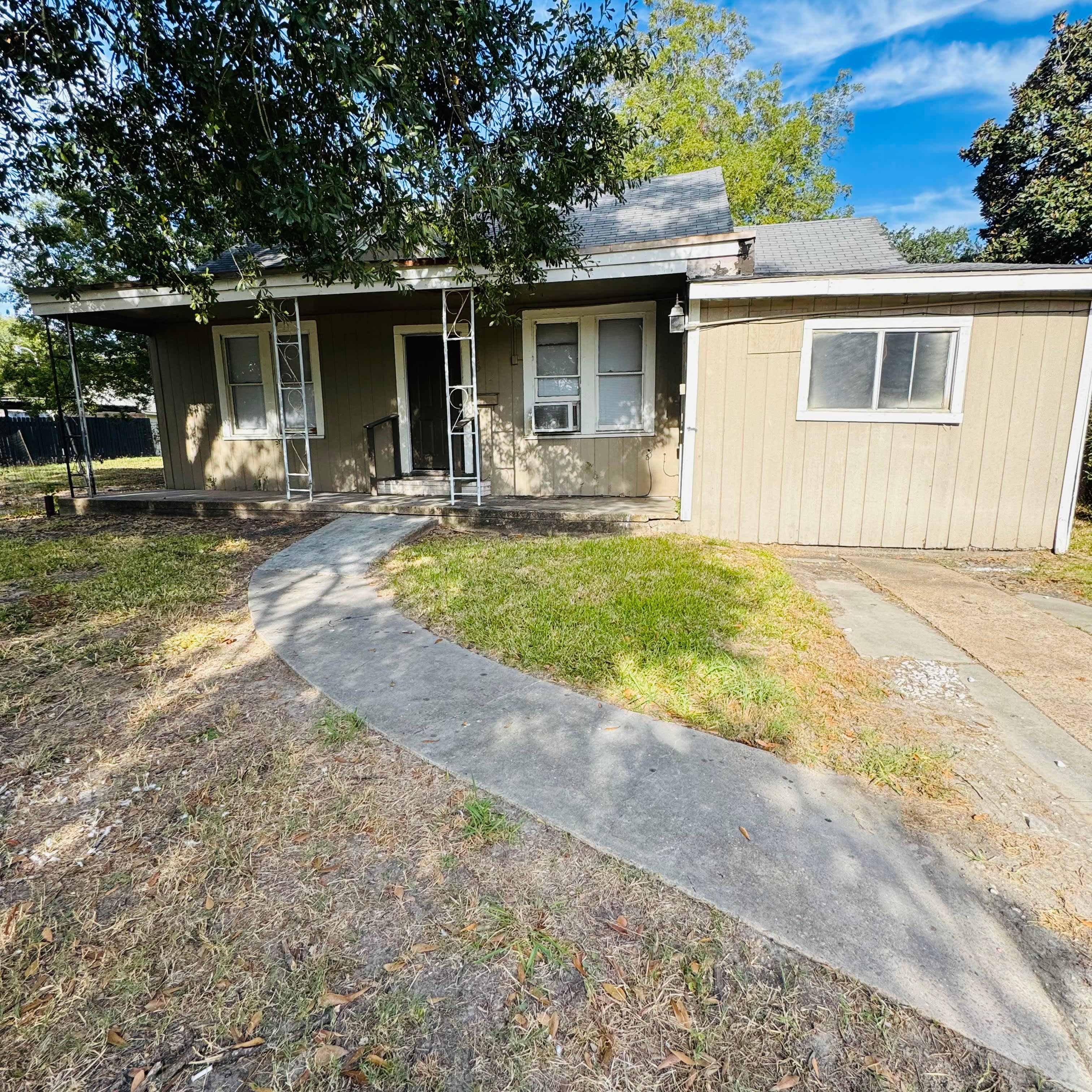 5215 8Th St – photo 1 of 304