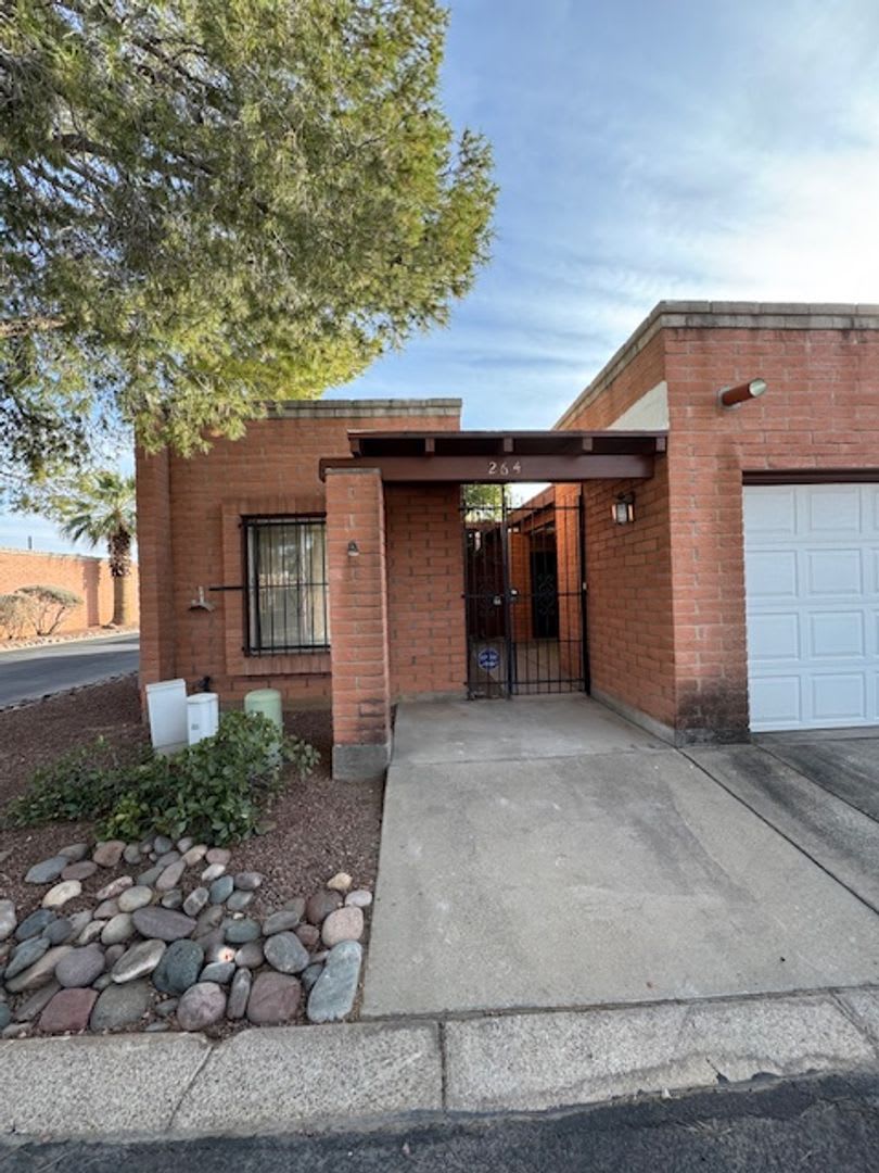 Central- 2 bedroom/ 2 bathroom townhome – photo 1