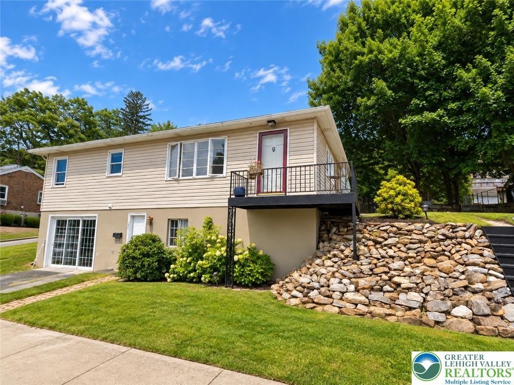105 W Laurel Avenue – photo 1 of 19