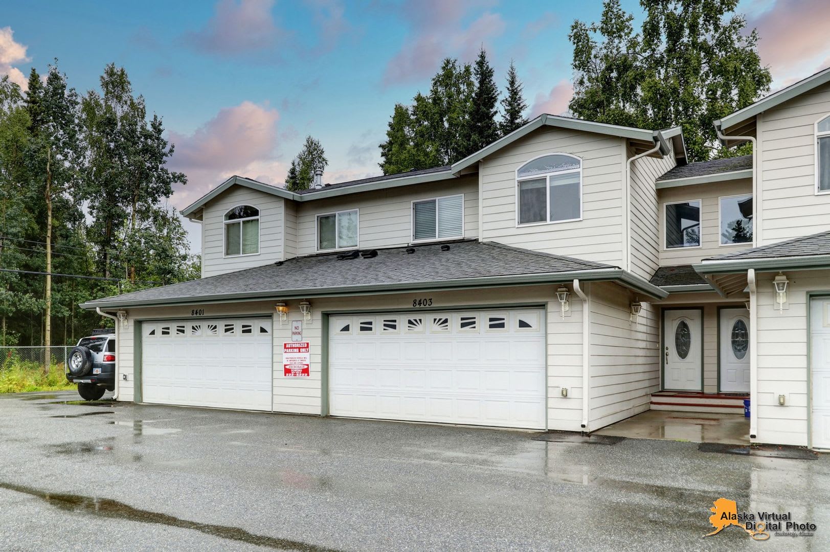 Amberwood Park Homey Townhouse With Fenced Backyard – photo 1
