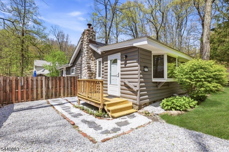 5 Sanoset Rd – photo 1 of 18