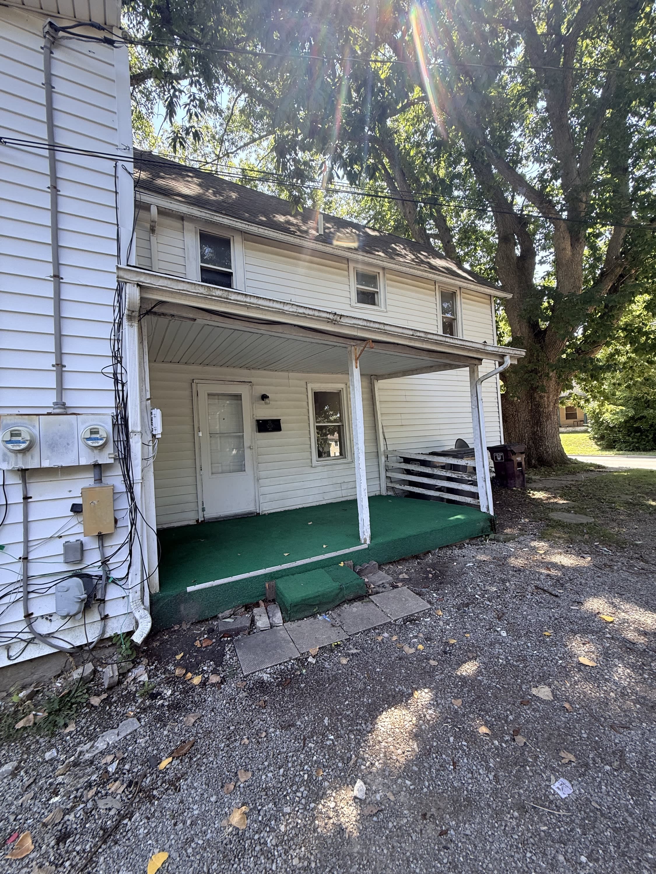 711 E Elm St – photo 1 of 9