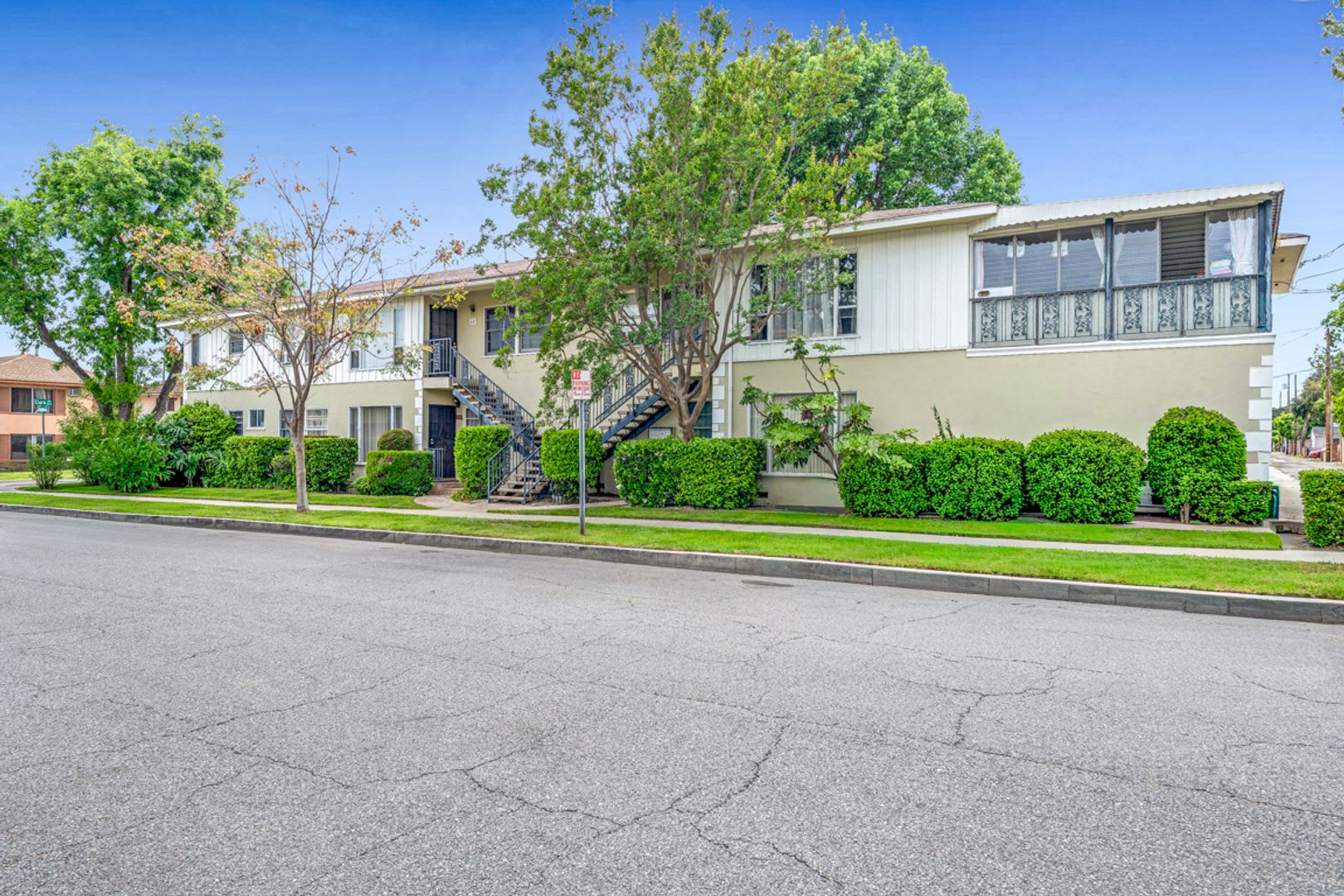 2 Bedrooms 1 Bath Unit In Great Location – photo 1 of 235