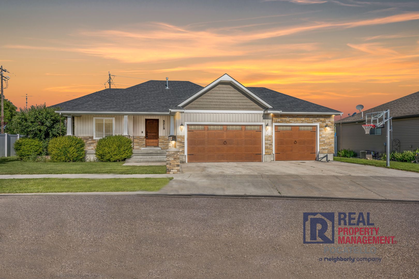 Beautiful Elegant 5 Bedrooms 3 Car 3 700 Sq Ft Home For Rent – photo 1 of 49