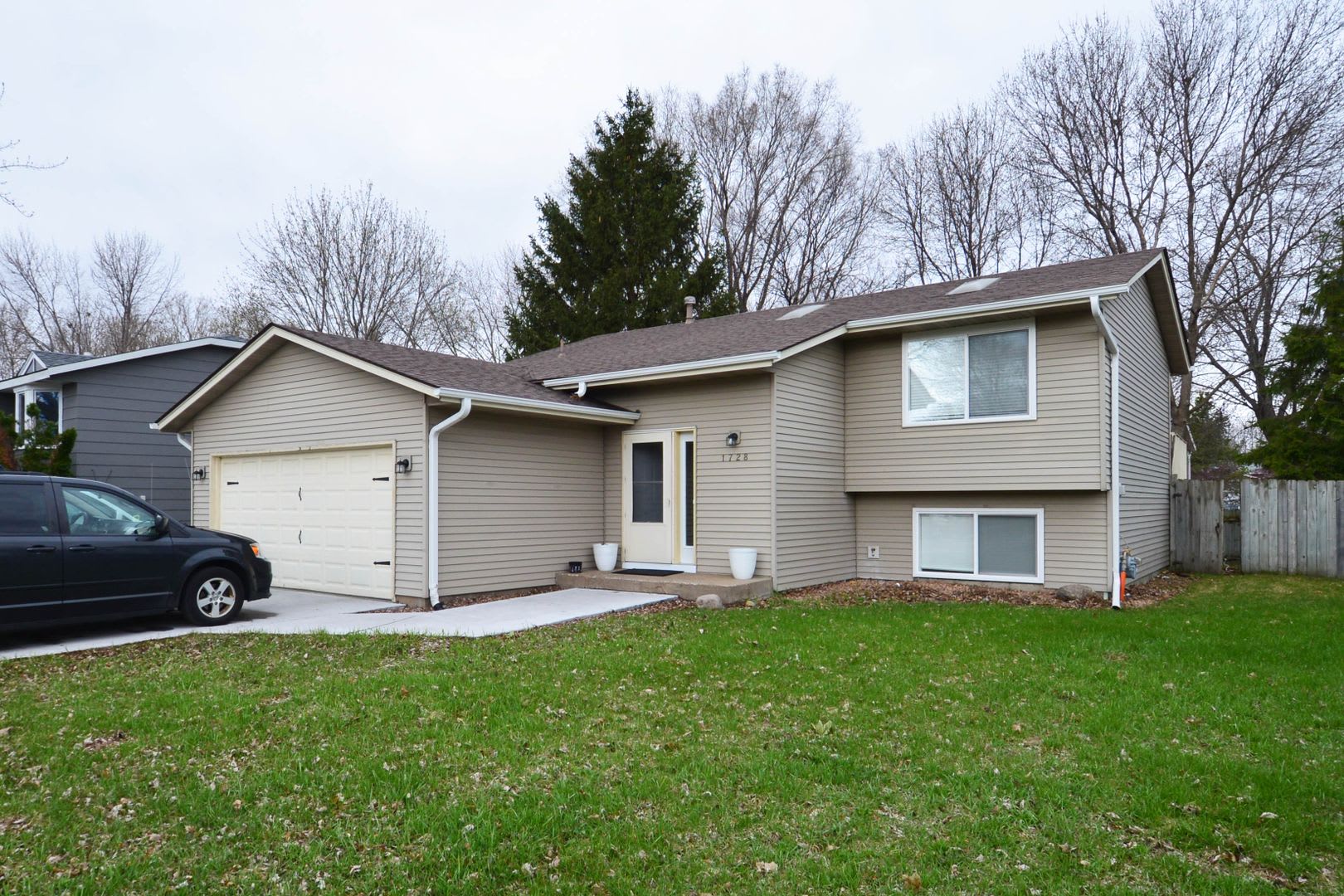 Beautiful 3-bed 2-Bath Home in Brooklyn Park! – photo 1
