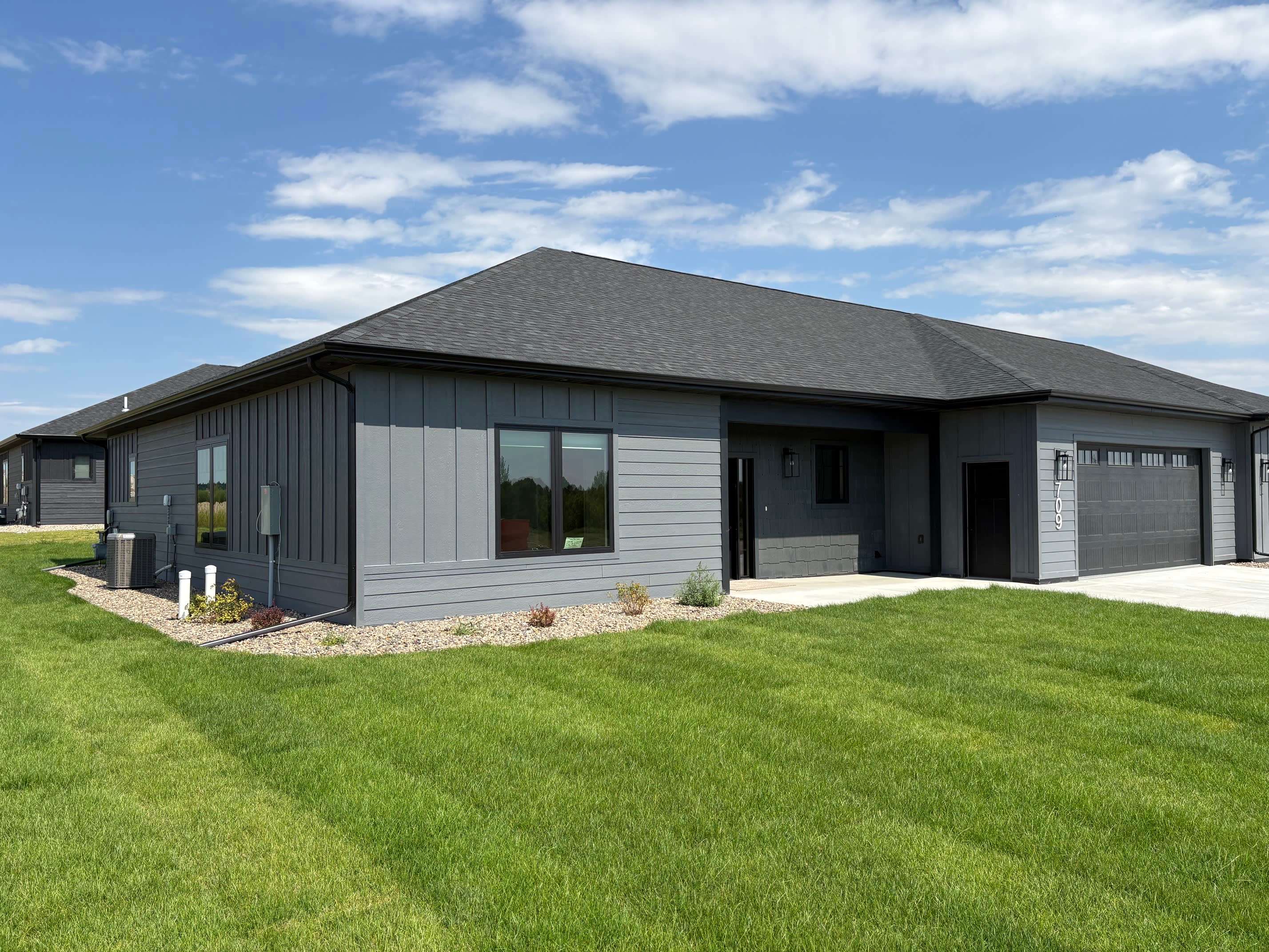 709 45th St E – photo 1