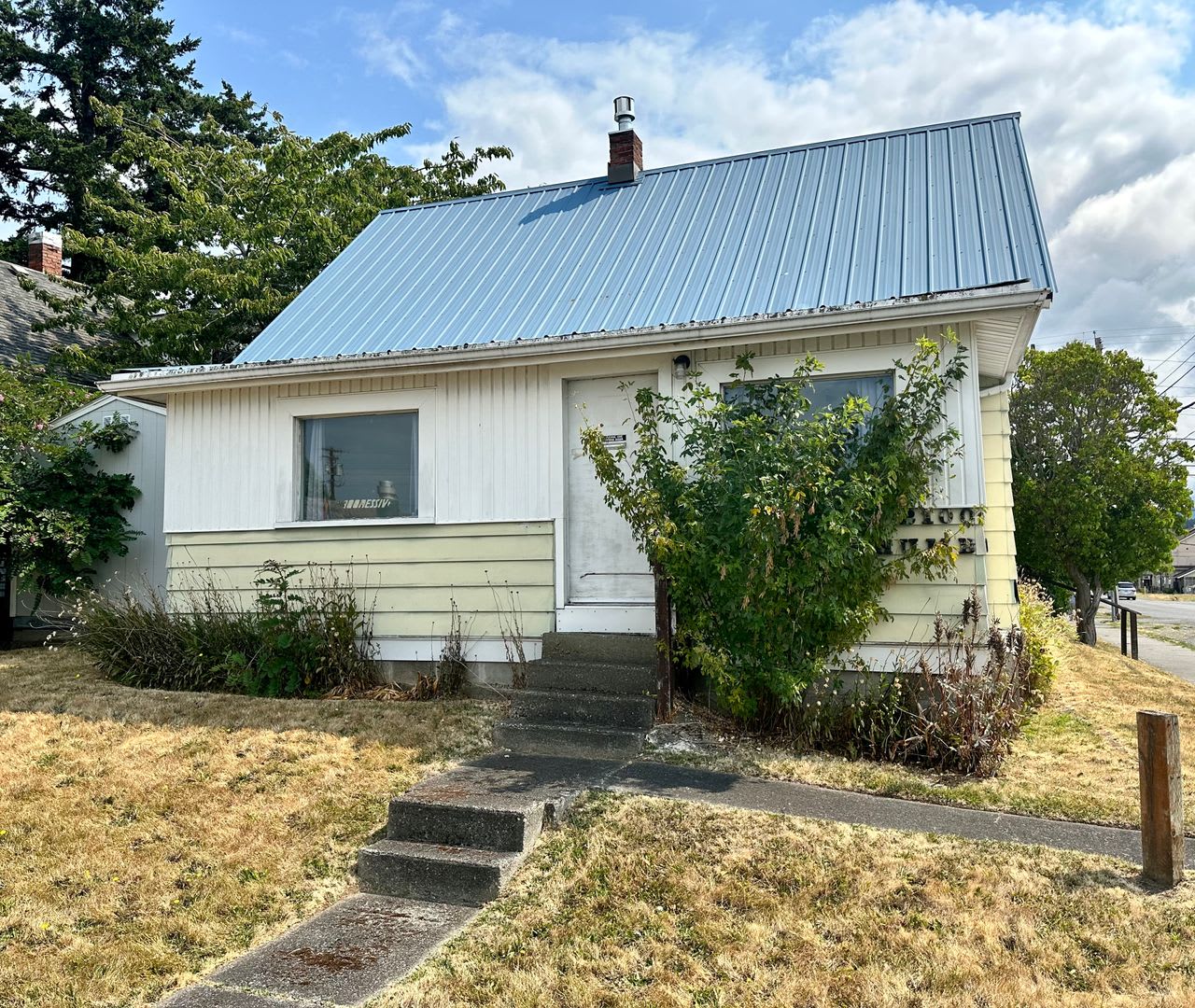 LEASE ASSIGNMENT: Available 9/4/2026! 3 bdrm/1 bath House! 12-month lease! – photo 1