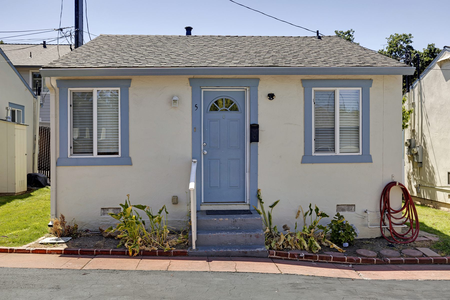 4067 Vineyard Avenue – photo 1 of 266