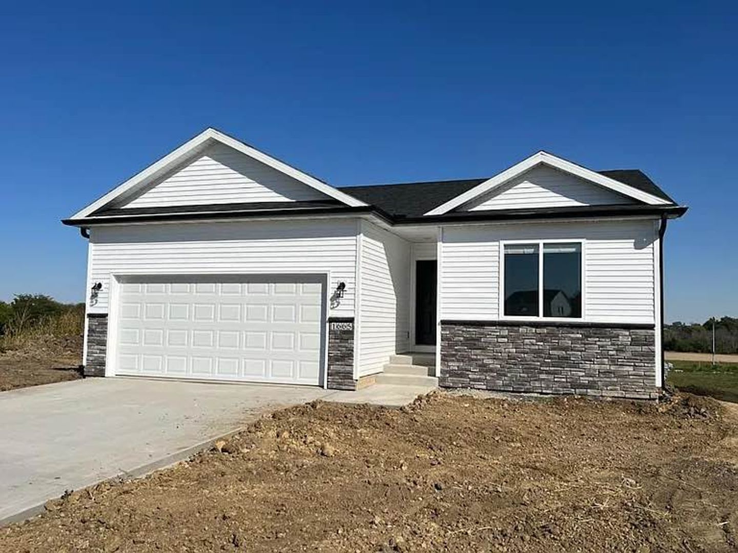 Spacious 4 Bedroom Home In Altoona Neighborhood – photo 1 of 324
