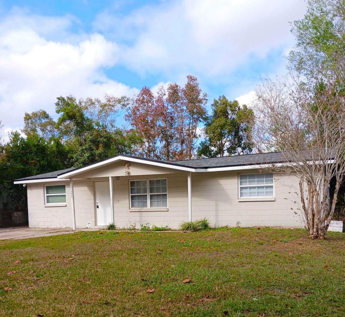 Spacious 3 bedroom / 1 Bath Single Family Home – photo 1 of 17