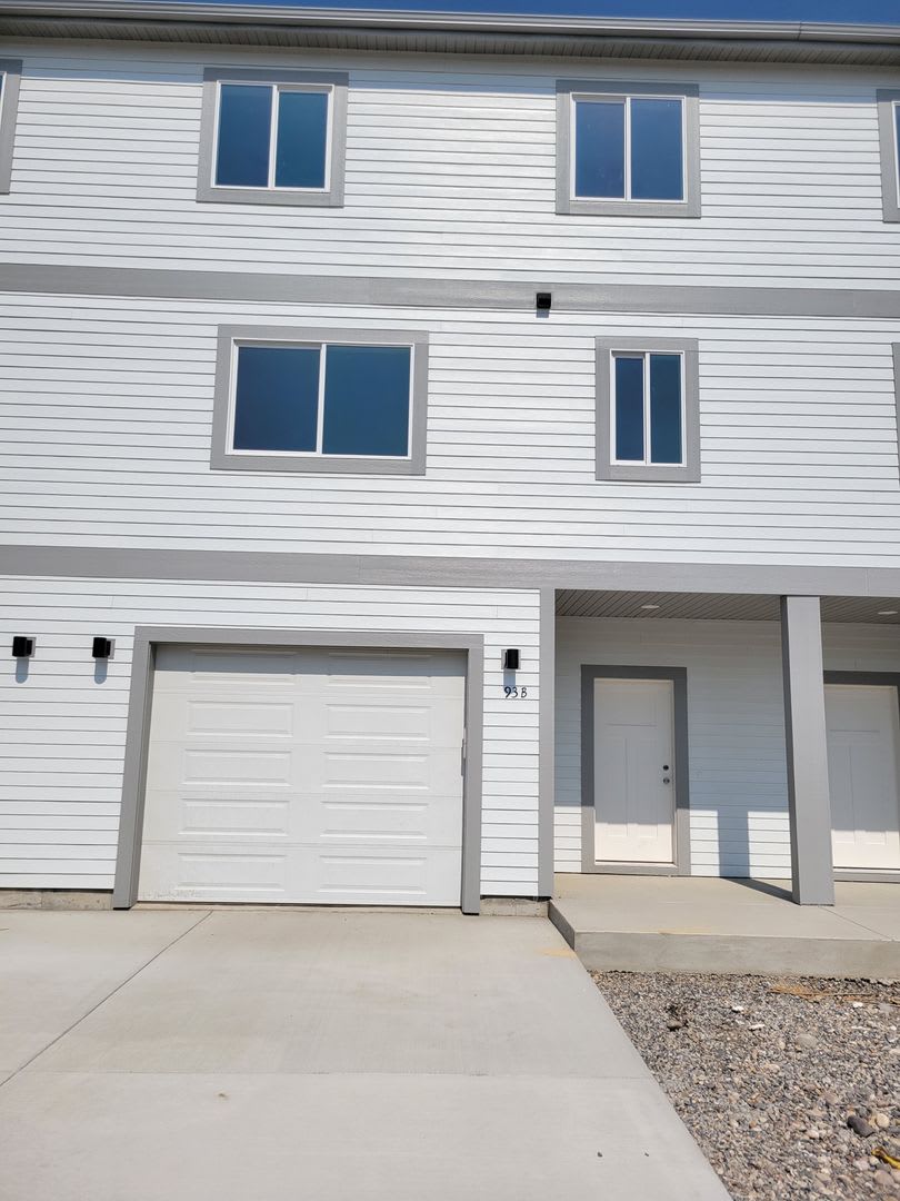 93 W Jefferson B – photo 1 of 15