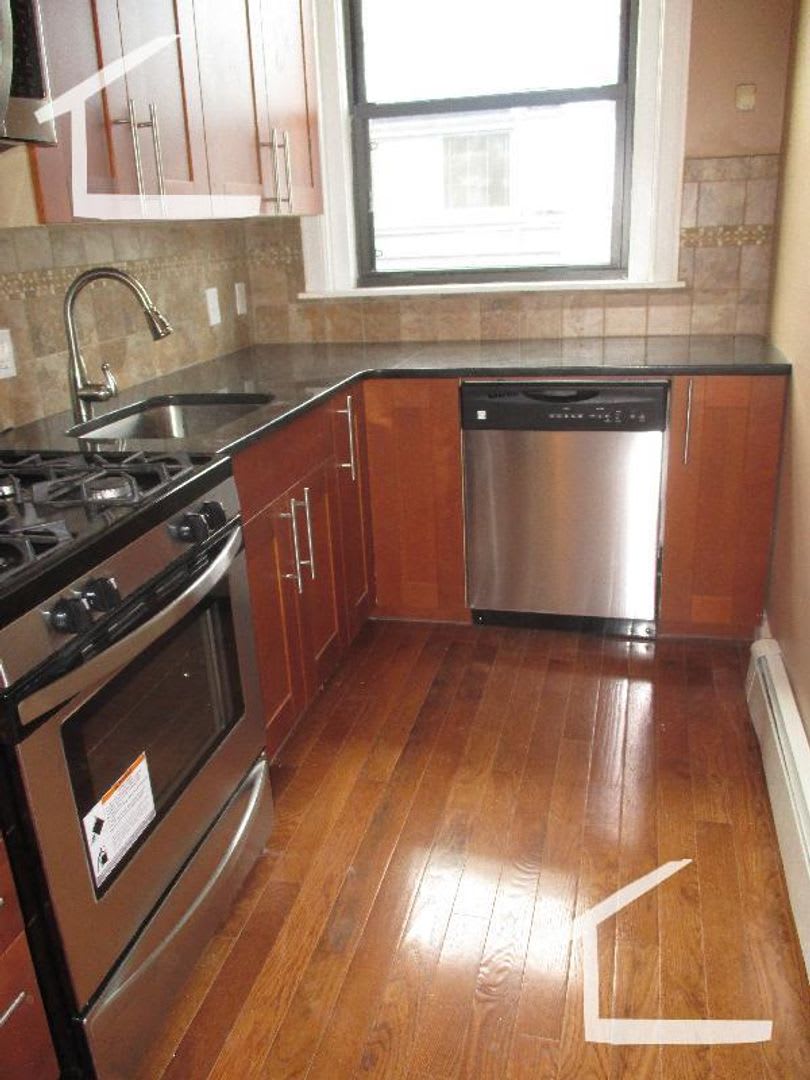Nicely renovated 4 bed near the Green Line and BC for the upcoming school year! – photo 1