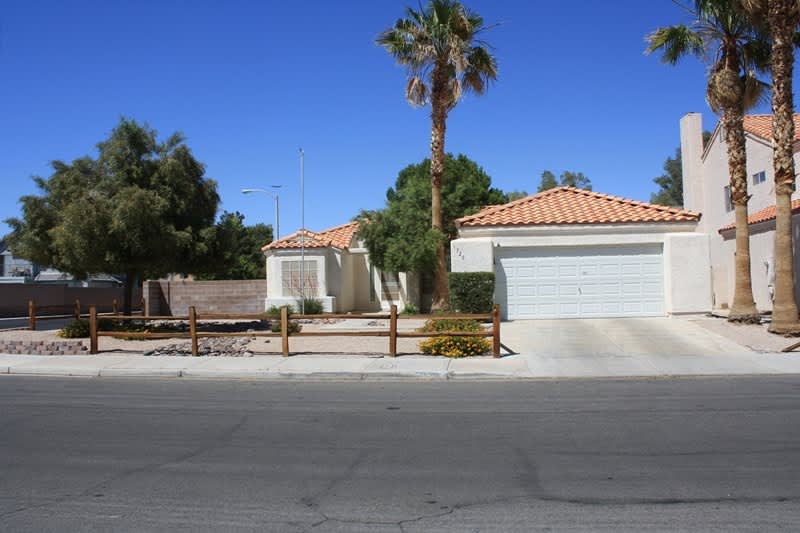 Beautiful Three Bedroom Home in Green Valley – photo 1