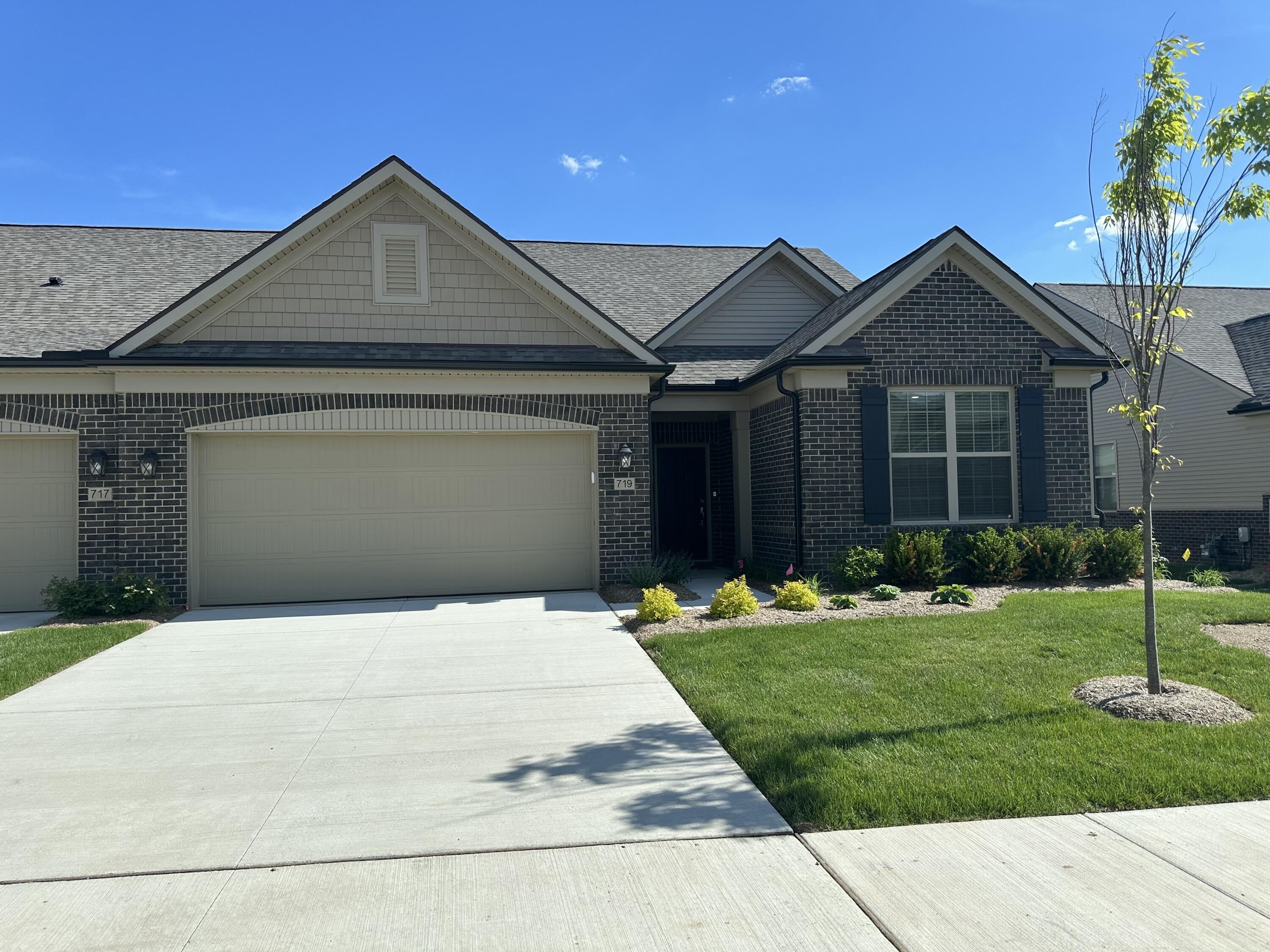 719 W Spaniel Drive – photo 1 of 265
