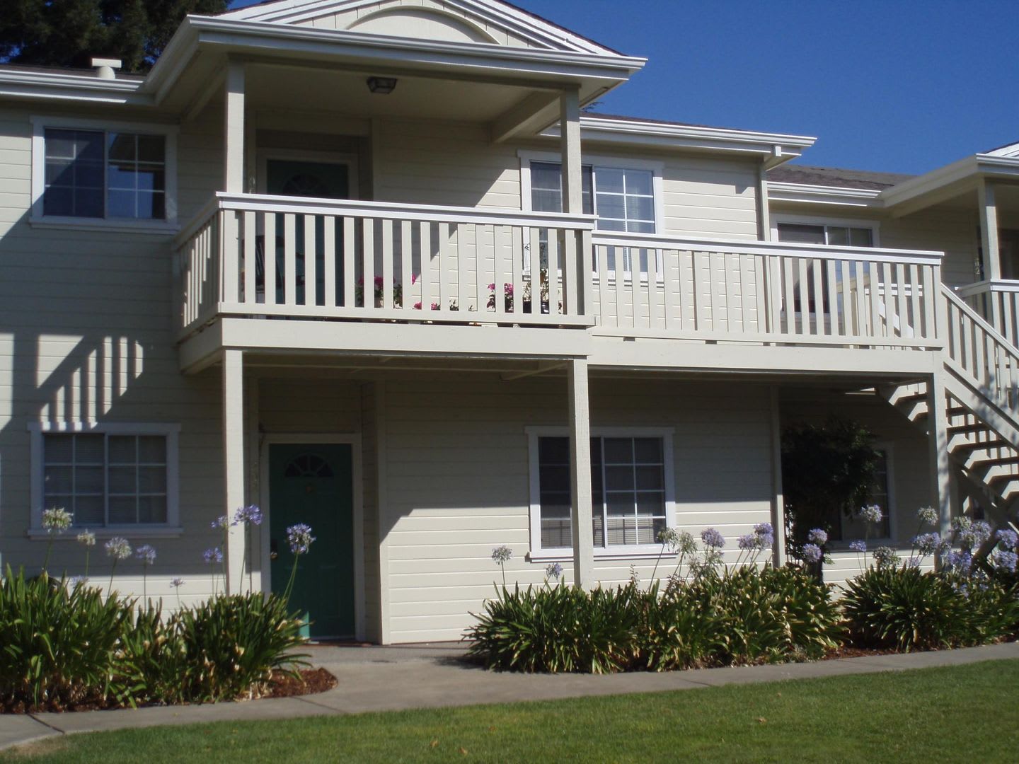 Beautiful Upstairs 2 Bedroom 2 Bath Unit Just Minutes From The Plaza – photo 1 of 4